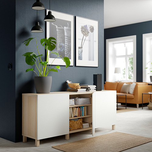 Aparador moderno con estantes ajustables y bisagras de cierre suave, con un diseño minimalista y un amplio espacio de almacenamiento.