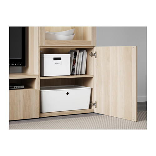 Mueble de TV de madera clara con almacenamiento oculto para dispositivos electrónicos y estantes organizados.