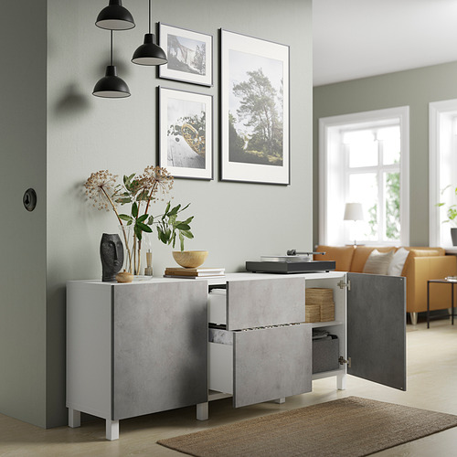 Sala de estar moderna con aparador blanco, decoraciones, tres cuadros enmarcados y sofás naranjas.