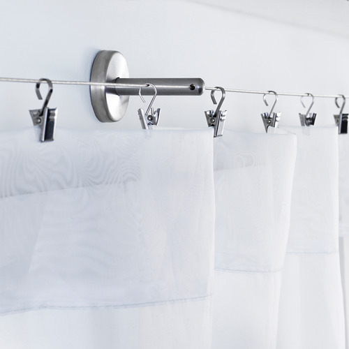Barra de cortina de acero inoxidable con herrajes de ángulo ajustable, que soporta cortinas blancas.