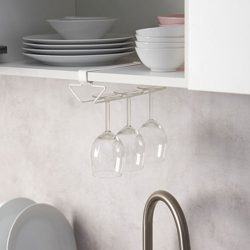 Estante para copas de vino debajo del estante con capacidad para tres copas, con platos y tazones apilados encima.