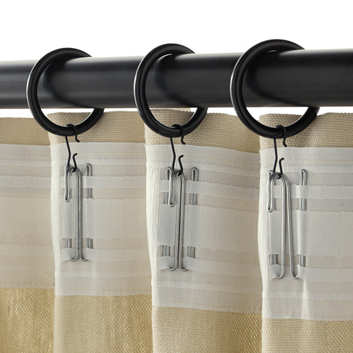 Anillos de cortina negros con clips para colgar cortinas.