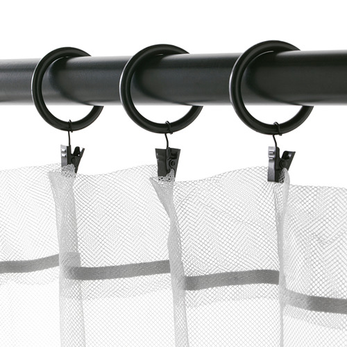 Barra de cortina negra con tres anillos y clips que cuelgan cortinas transparentes. Muestra el método de fijación dual de anillos de cortina SYRLIG con ganchos o clips.