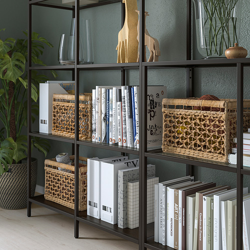 Moderna estantería de cristal con libros y decoración, diseño minimalista en negro-marrón.