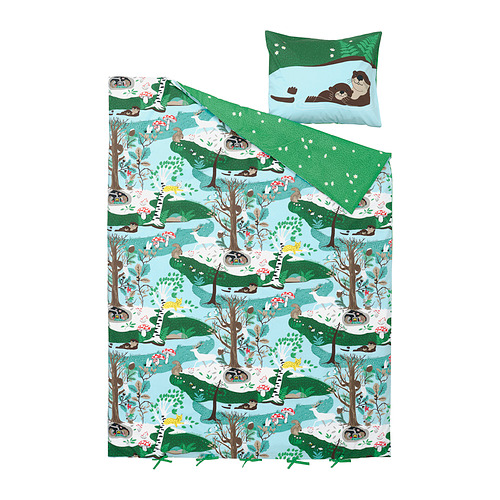 Juego de ropa de cama con temática forestal: edredón y almohada en verde, con criaturas del bosque, árboles y hongos.