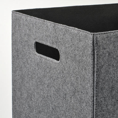 Una robusta caja de almacenamiento de tela gris con asas recortadas, diseñada para estanterías kallax. Se siente suave y de alta calidad, perfecto para organizar los artículos de forma ordenada.