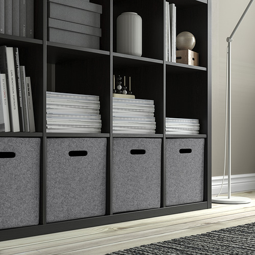 Estanterías negras con cajas y libros grises; Configuración de almacenamiento moderna.