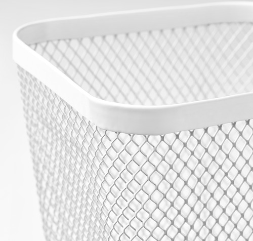 Primer plano de la cesta de almacenamiento de malla blanca, que muestra su patrón de diamante texturizado y su borde liso.