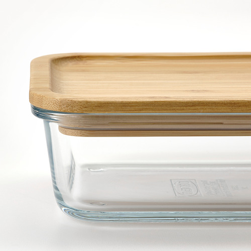 Recipiente de vidrio transparente para alimentos con tapa de bambú natural, que muestra su diseño robusto y elegante.