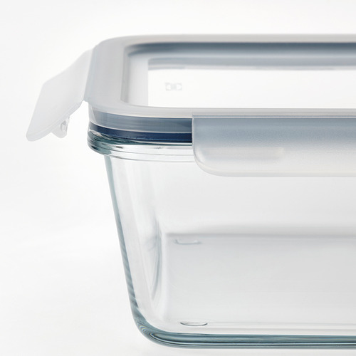 Un recipiente de vidrio transparente para alimentos con una tapa de plástico segura y segura, diseñado para almacenar y recalentar comidas.