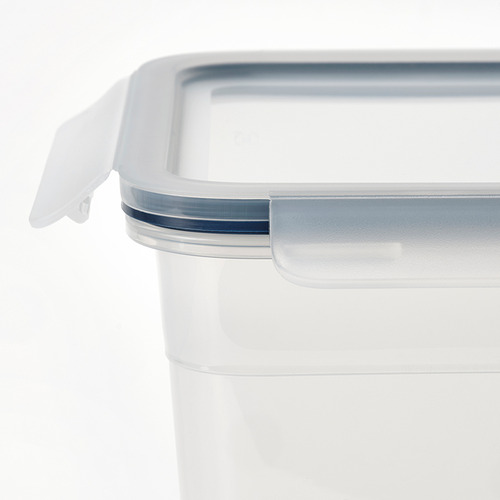 Recipiente de plástico transparente con tapa segura, fondo blanco. Transparente, apilable y hermético para el almacenamiento de alimentos.