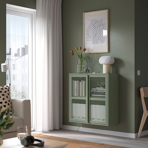 Mueble de malla verde con lámpara, jarrón de tulipanes, art.