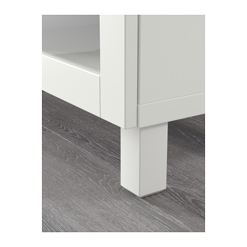 Moderno armario blanco sobre elegante suelo de madera. Diseño limpio y minimalista con bisagras ocultas.