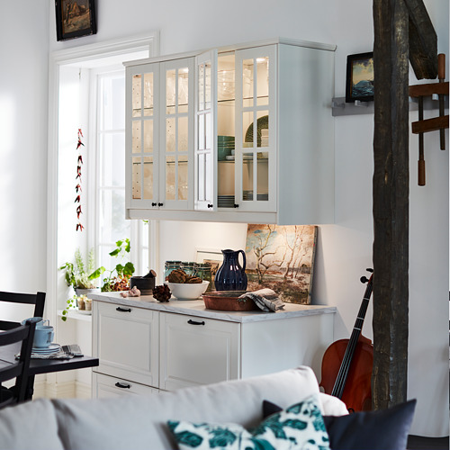 Cocina con luces MITTLED, vitrina, decoración, sofá y guitarra.