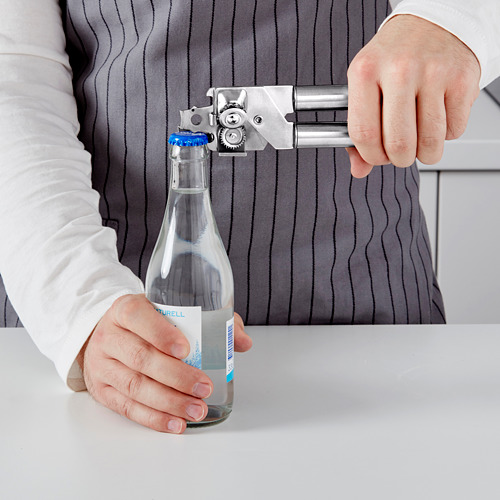 La persona abre una botella con un abridor multifuncional.
