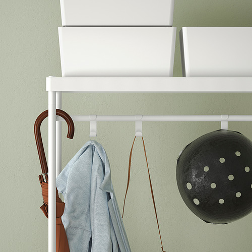 Perchero de pared con ganchos y estante, con paraguas y cesta.