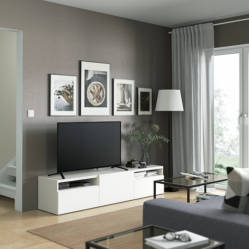 Sala de estar moderna con banco de televisión BESTÅ, paredes grises, TV grande, arte, mesa de cristal, sofá, ventana, suelo de madera, alfombra.
