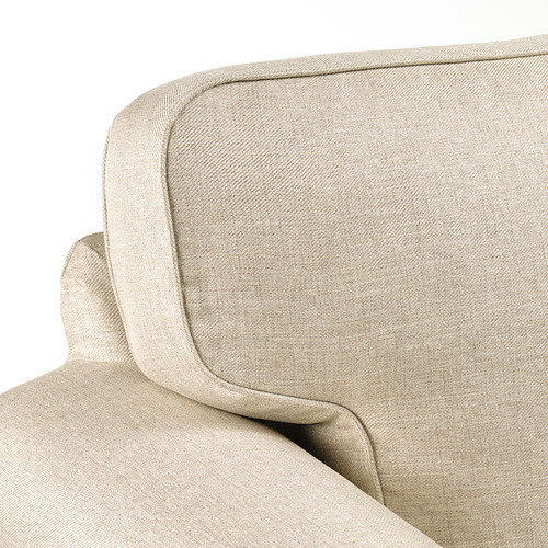 Vista de cerca del asiento y el respaldo acolchados de los sofás modernos, que muestran un tejido beige afelpado con costuras limpias, que resaltan la comodidad y la durabilidad.