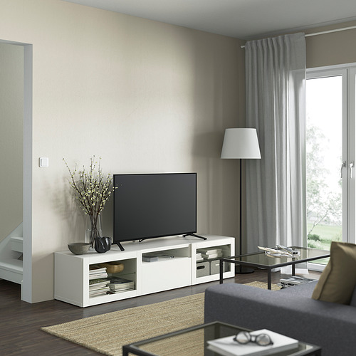 Sala de estar moderna con banco de tv BESTÅ, cajones, alfombra y mesa de centro.
