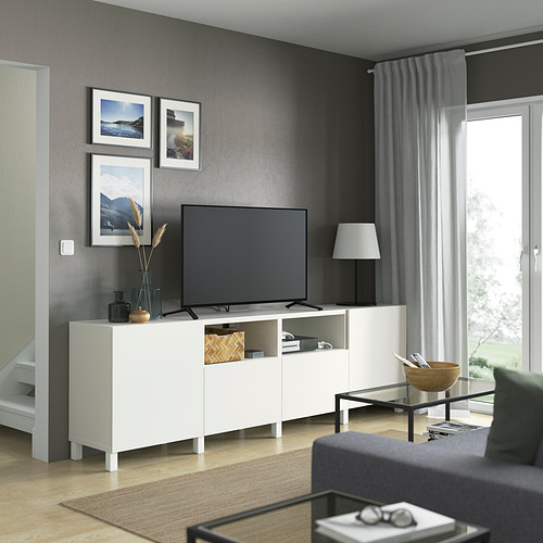 Sala de estar moderna con banco de tv BESTÅ, almacenamiento, mesa de café, sofá y arte de pared.