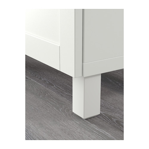 Moderno mueble de TV blanco con líneas limpias, con superficies elegantes y patas robustas.
