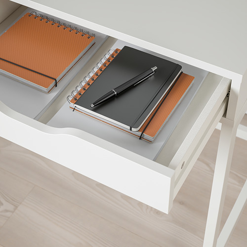 Un escritorio ALEX con cajones interiores para cuadernos y bolígrafos, con gestión de cables incorporada y un elegante diseño minimalista.