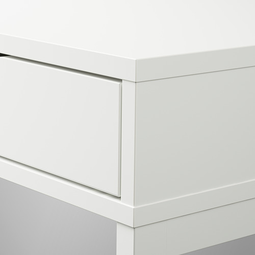 Moderno escritorio blanco con diseño elegante y minimalista y cajones.