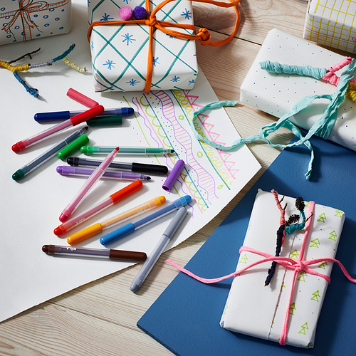 Coloridos bolígrafos y envoltorios de regalo MÅLA con diseños brillantes.