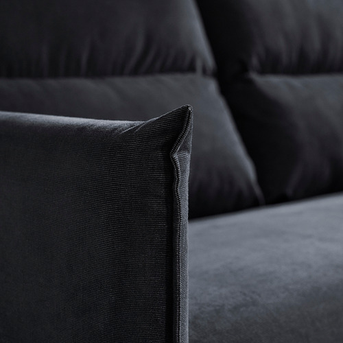 Primer plano de un sofá modular mullido gris oscuro, mostrando su diseño cómodo y elegante.