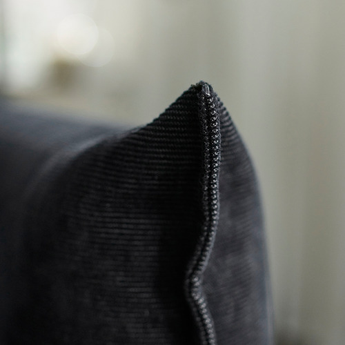Tela negra de tapicería de cerca, que muestra textura y costuras de alta calidad.