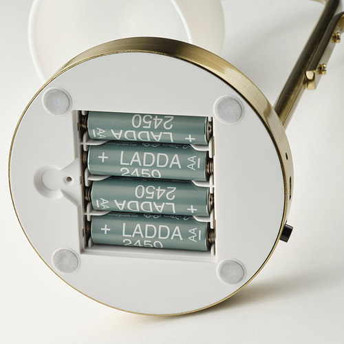 Lámpara led portátil con base de latón y pantalla de cristal esmerilado, que utiliza cuatro pilas ladda recargables. Puerto de carga USB-C.