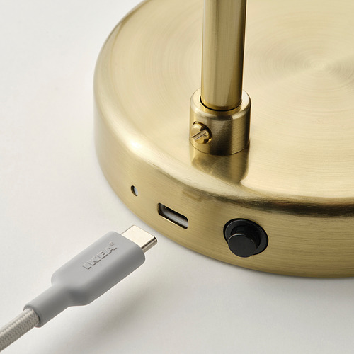 Lámpara dorada con puerto usb-c y botón de encendido. Las baterías o usb lo alimentan.