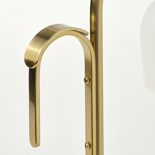 Lámpara de metal dorado con pantalla de vidrio esmerilado, acabado de alta calidad y mango elegante.