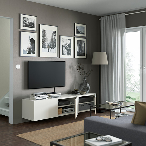 Sala de estar moderna con banco de televisión BESTÅ, con estantes ajustables, administración de cables y un diseño montado en la pared para una apariencia limpia y organizada.