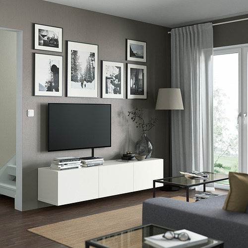 Mueble de TV BESTÅ blanco con estantes, gestión de cables y soporte de pared. Se adapta a la sala de estar minimalista moderna.