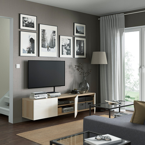 Sala de estar moderna con tv, decoración y gran ventanal.