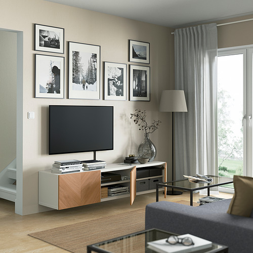 Sala de estar moderna con banco de TV BESTÅ con estantes ajustables y gestión de cables, con un diseño contemporáneo y un almacenamiento práctico.