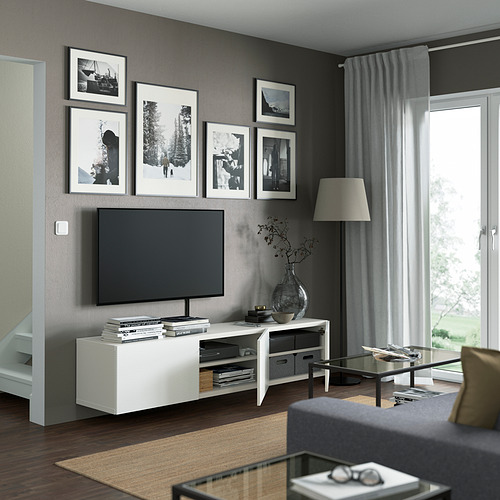 Sala de estar moderna con banco de televisión BESTÅ, estantes ajustables y arte en la pared.