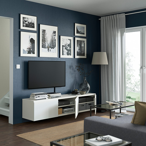 Sala de estar moderna con banco de tv BESTÅ, estantes, administración de cables y puertas de cierre suave. Tv, arte, gran ventanal con cortinas.