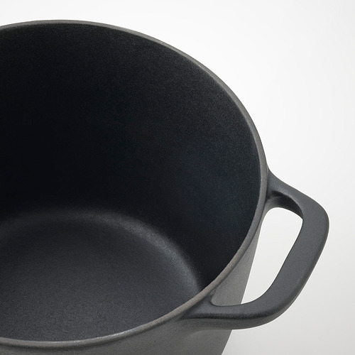 Utensilios de cocina de esmalte negro con un mango robusto, adecuados para varias placas de cocción y hornos, lo que garantiza una distribución uniforme del calor.