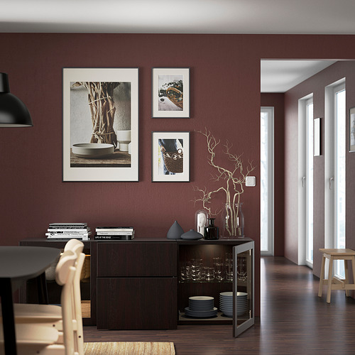 Comedor moderno con paredes granates, aparador oscuro, elementos decorativos, estampados enmarcados, lámpara colgante. Extensión: 50 caracteres