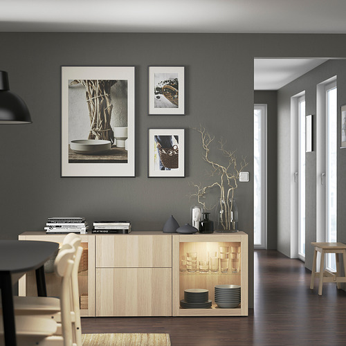 Salón gris con aparador BESTÅ, sillas y lámpara colgante