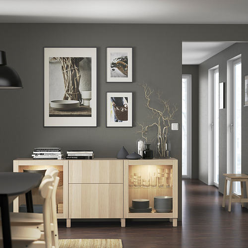 Comedor moderno con aparador BESTÅ y fotos. Mesa de comedor y pasillo visibles.
