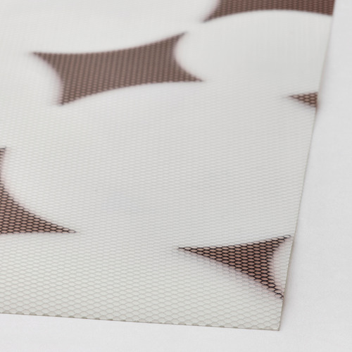 Mantel individual VÅRKLYNNE primer plano. Alfombra de cena estampada, superficie texturizada, diseño duradero, pava respetuosa con el medio ambiente.