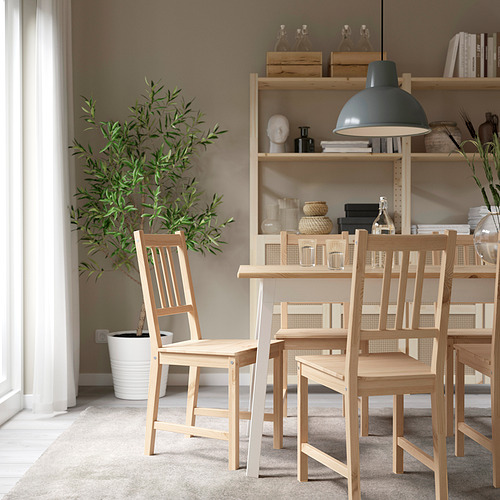 Acogedor rincón de comedor con silla PINNTORP, mesa de madera, planta, estantería, lámpara.