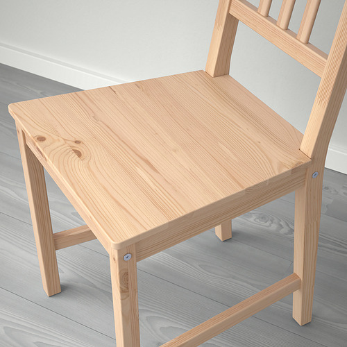 Silla de madera ligera con listones verticales. Elaborado con vetas de madera visibles, irradia calidez y estilo clásico.