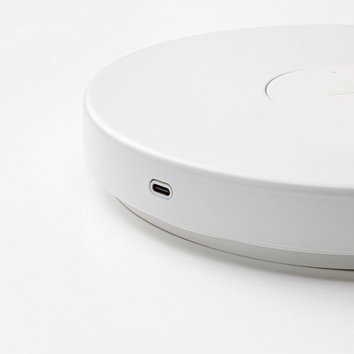Espacio de aire, cargador inalámbrico blanco. Puerto USB-C, diseño elegante.