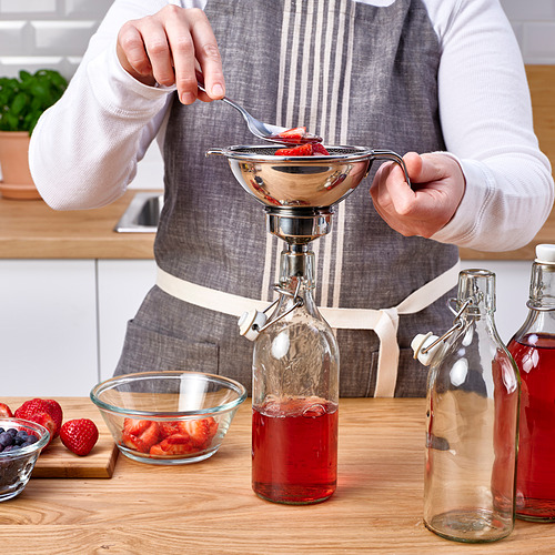 Colar el jugo de frutas con una herramienta de acero inoxidable.