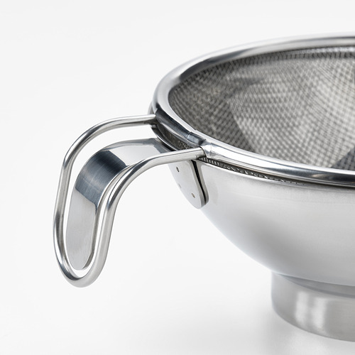Colador de cocina de acero inoxidable con mango robusto y ergonómico para un colado seguro y eficiente de los alimentos.