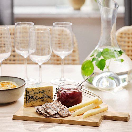 Juego de mesa con tabla de cortar de bambú APTITLIG, queso, galletas saladas, vasos y jarra.
